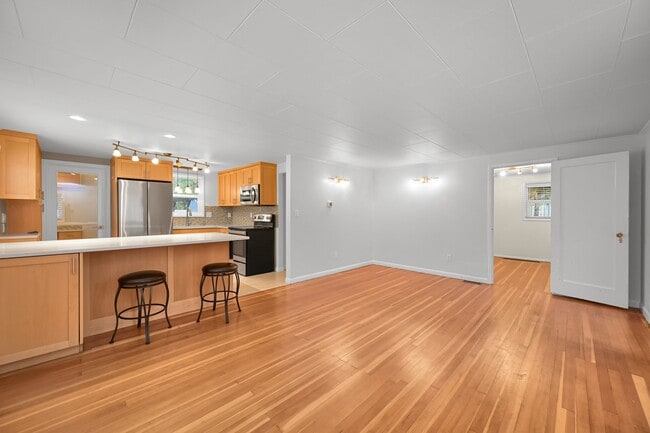 Building Photo - Welcome Home to Comfort and Charm in Blaine, WA!