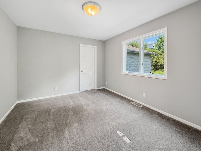 Building Photo - 3200 Lakeside Dr
