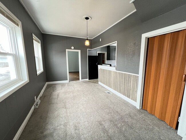 Building Photo - AVAILABLE JUNE - 4 Bed 1 Bath House in the...