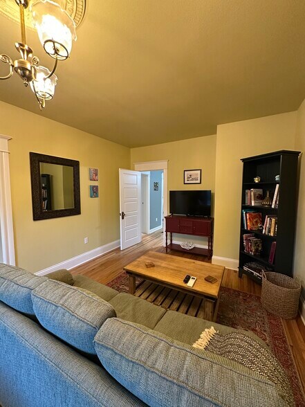 Building Photo - 729 NE Shaver St