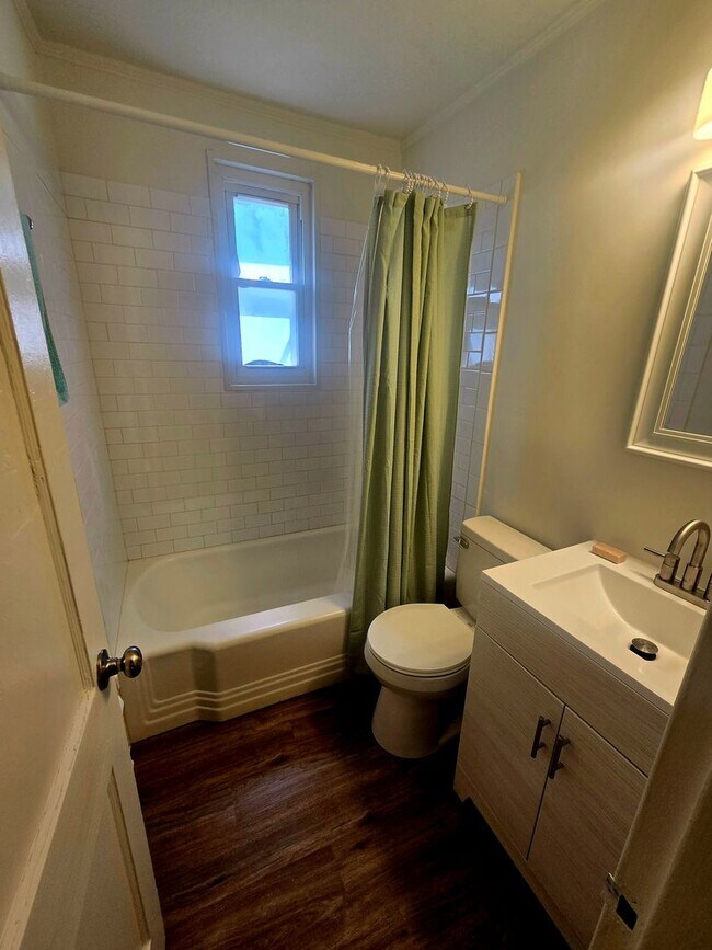 Building Photo - Charming Sunset Hills Condo