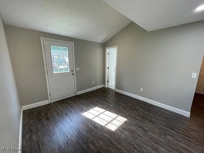 Building Photo - Charming 3 Bedroom 2 Bath House in Lorain- First Month Rent Half Off!!