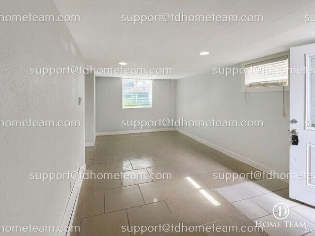 Building Photo - Modern and Spacious Duplex Rental in Tacoma's Desirable Location!