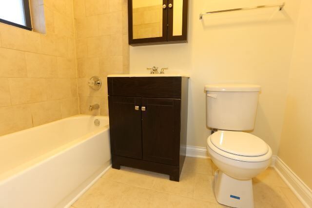 Building Photo - 4329 N Wolcott Ave