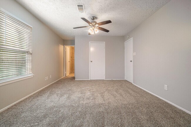 Building Photo - 11915 S Red Cedar Cir