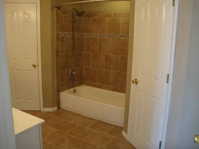 Building Photo - 157 Clearidge Dr