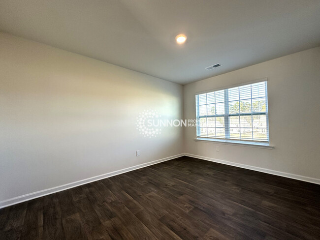 Building Photo - 4 Bedroom 2.5 Bathroom in Dallas NC