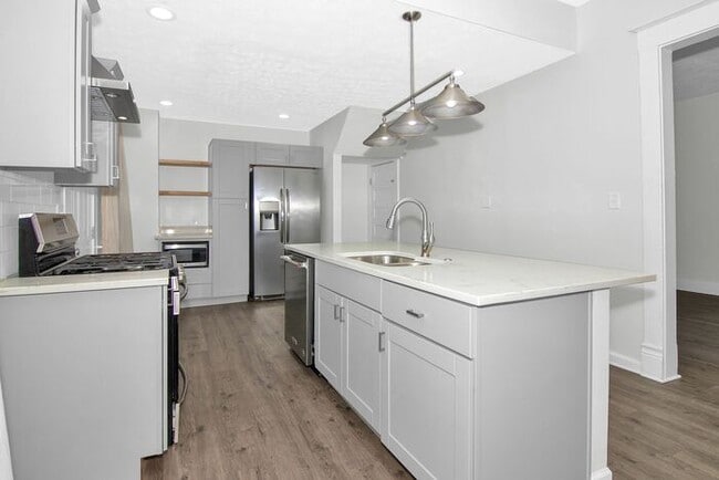 Building Photo - Classic Remodeled Townhome in Windsor Park