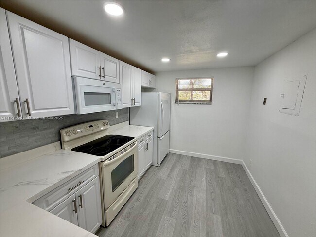 Building Photo - 8735 Ramblewood Dr