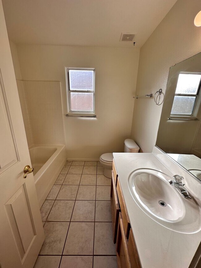 Building Photo - Great 3 Bedroom, 2 Bath Home Centrally located in Kingman!