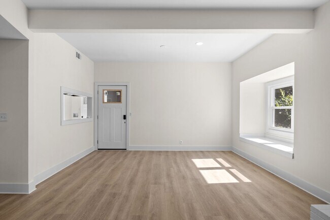 Building Photo - AVAILABLE NOW. $1450 MONTH. 3 BED 1 BATH. IDEAL LOCATION IN BELLEVUE. CLOSE TO EVERYTHING WEST NA...
