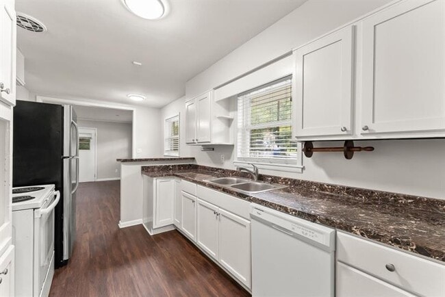 Building Photo - 2352 Elmwood Cir SE