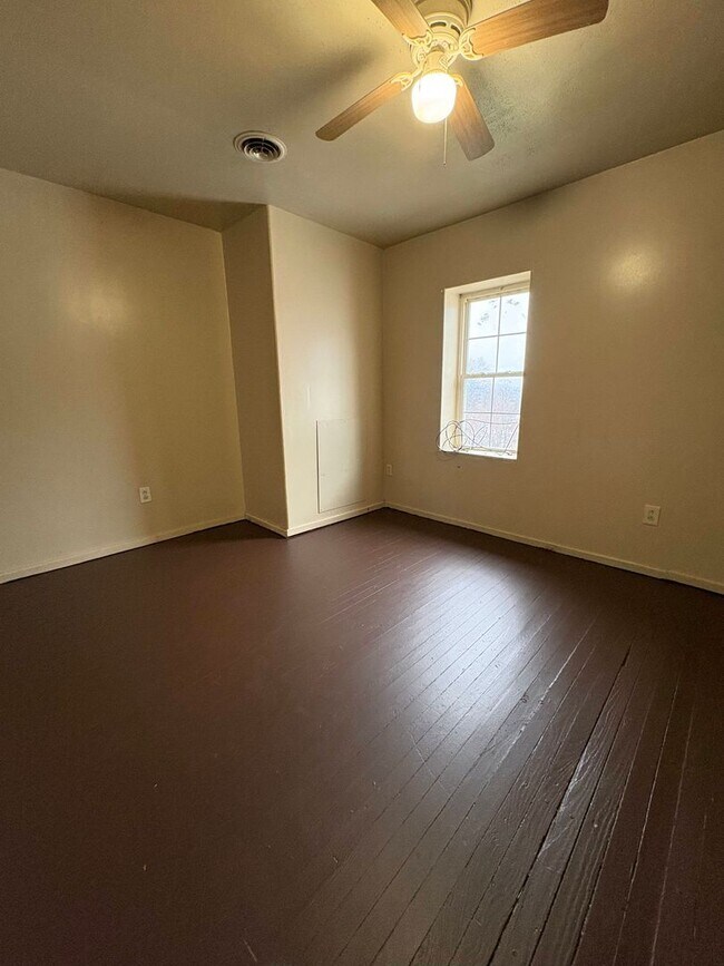 Building Photo - 695 Ewing St