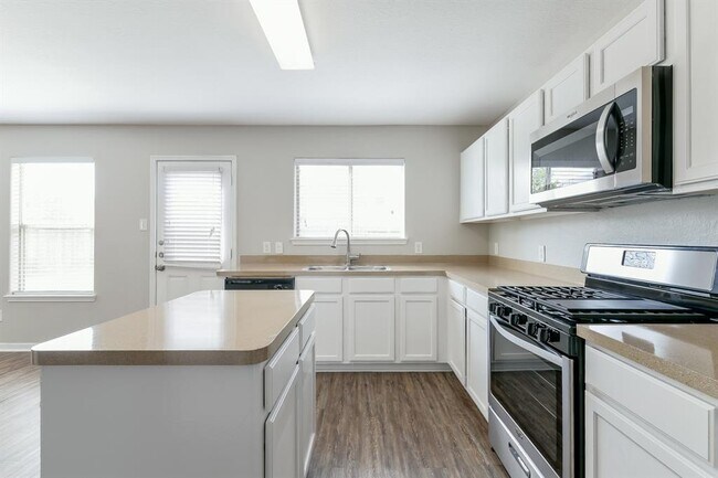 Building Photo - 2811 Roaring Oaks Ln