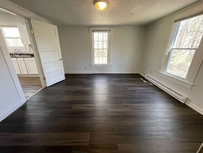 Building Photo - 2 bedroom bungalow in convenient Hillsboro...