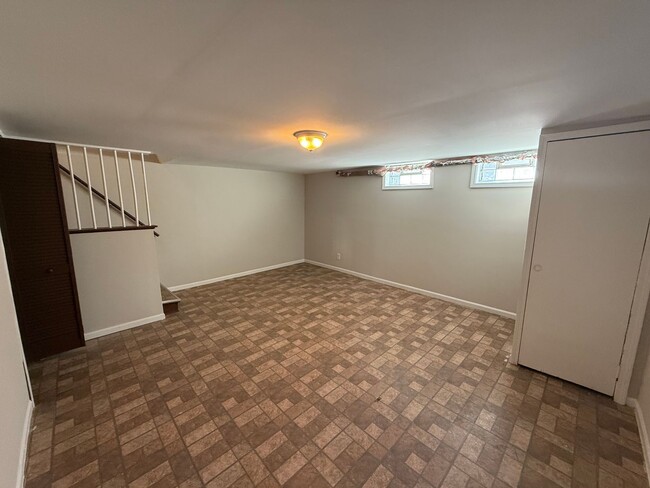 Building Photo - Albany Park 2 Bedroom 1 1/2 Bath 2 Story T...