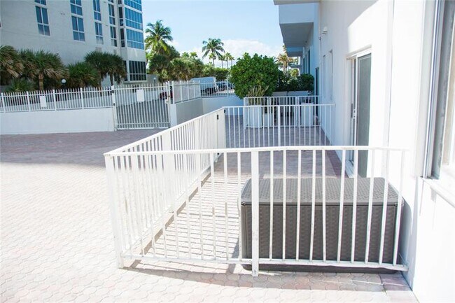 Building Photo - 4250 Galt Ocean Dr