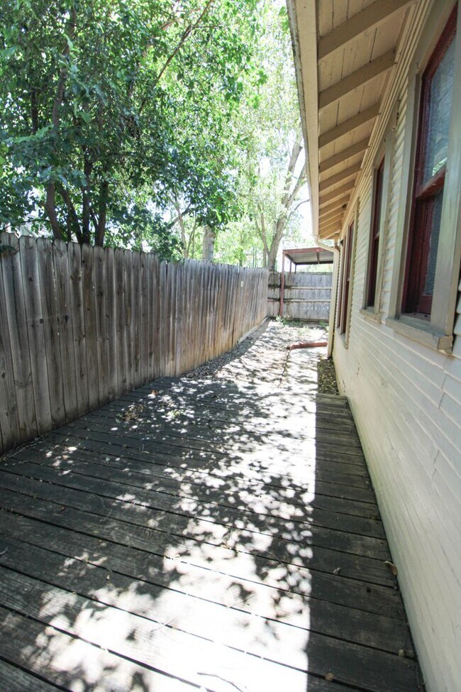 Building Photo - 436 W Rosewood Ave
