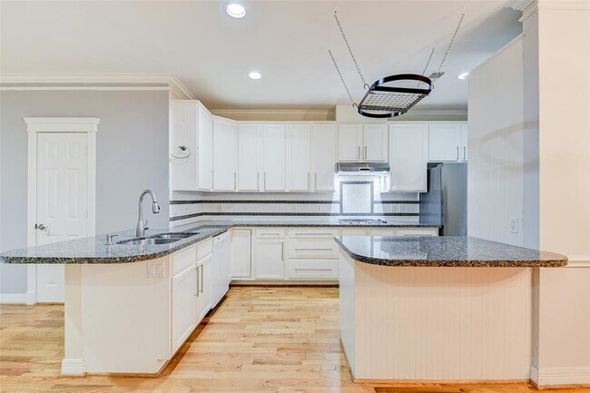 Building Photo - 6012 Kirby Dr