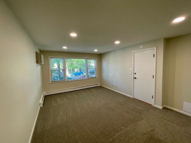 Building Photo - Freshly Renovated 3-Bed in Jefferson Park – In-Unit Laundry & Modern Upgrades!