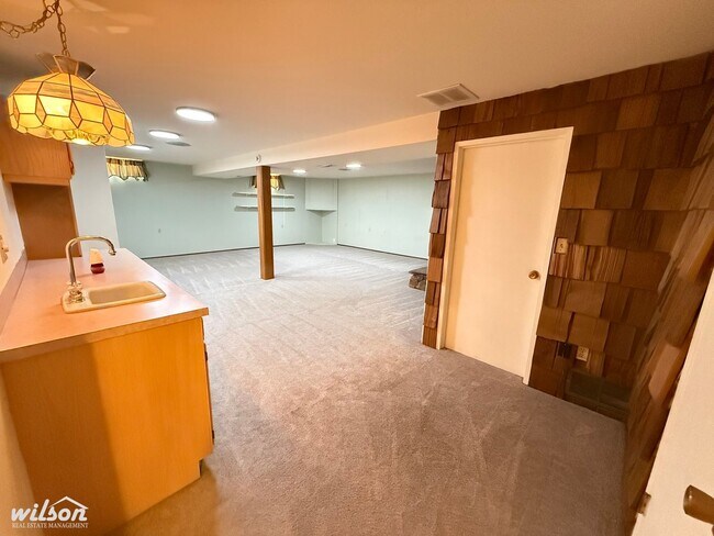 Building Photo - Spacious 4-Bedroom Yakima Home with Hot Tu...