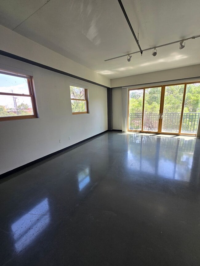 Building Photo - Beautiful 2BR , 2BA 2nd floor loft in East...