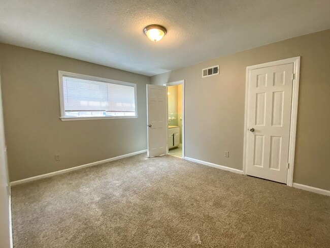 Building Photo - 3 bed, 2 bath home with access to 79 and 40.