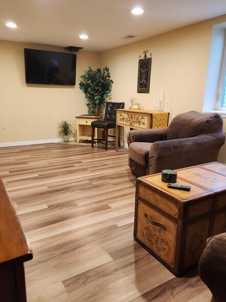 Building Photo - 8 S Zenobia St