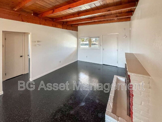 Building Photo - 1526 Visalia Ave