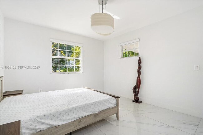 Building Photo - 345 Fairway Dr