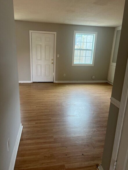 Building Photo - 6067 Regent Manor