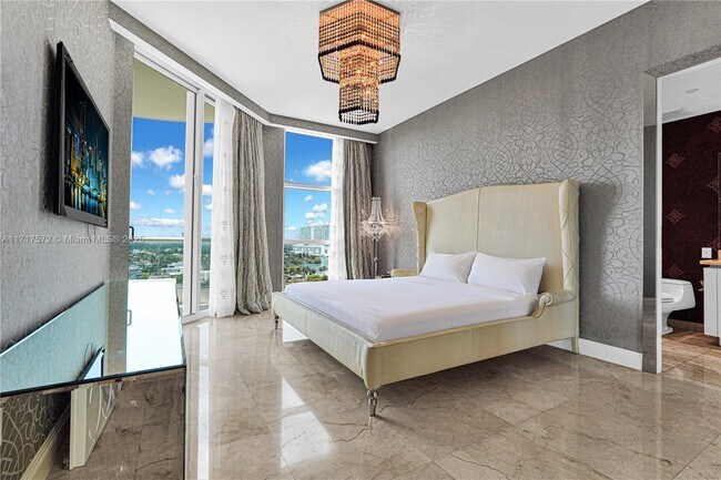 Building Photo - 16051 Collins Ave
