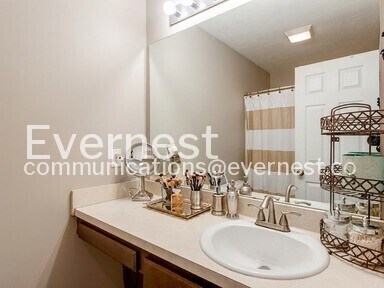 Building Photo - Special Offer: Sign an 8-10 month lease term and take advantage of a $500 move-in discount!/2-Bed...