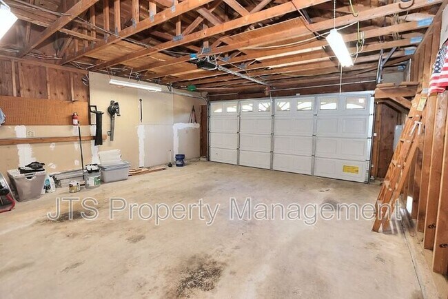 Building Photo - 6069 Kingwood Cir