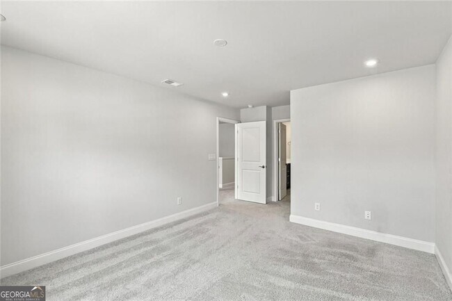 Building Photo - 406 Riverclub Rd