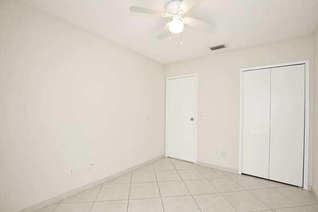 Building Photo - Beautiful 3/2 Spacious Home with a 2 Car G...