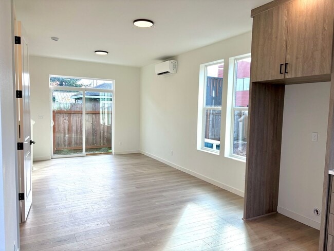 Building Photo - *MOVE-IN SPECIAL*  St. Johns New Build Townhouse - Bright and Spacious End Unit 2 Bedroom with A/...