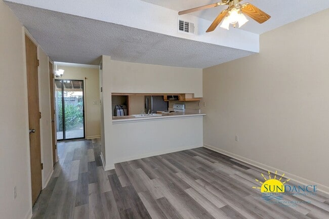 Building Photo - Adorable 2 Bedroom Townhouse located in Fort Walton Beach!