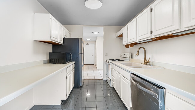 Building Photo - 899 S Plymouth Ct