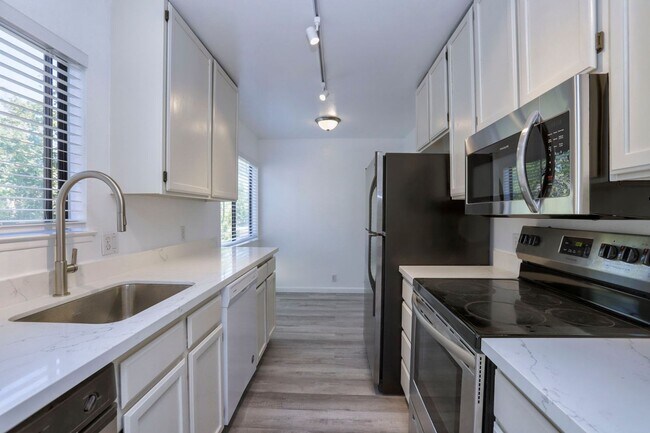 Building Photo - ? Updated 3BR/2BA Foster City Condo – Half...