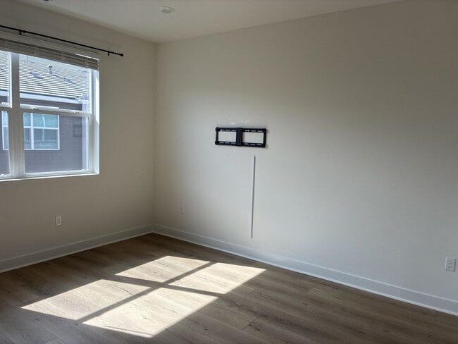 Building Photo - Modern 3-story townhouse in Ontario