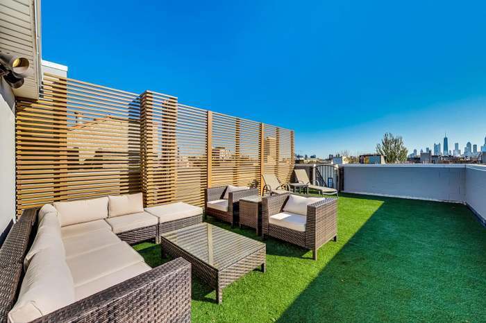 Building Photo - 1021 N Hermitage Ave