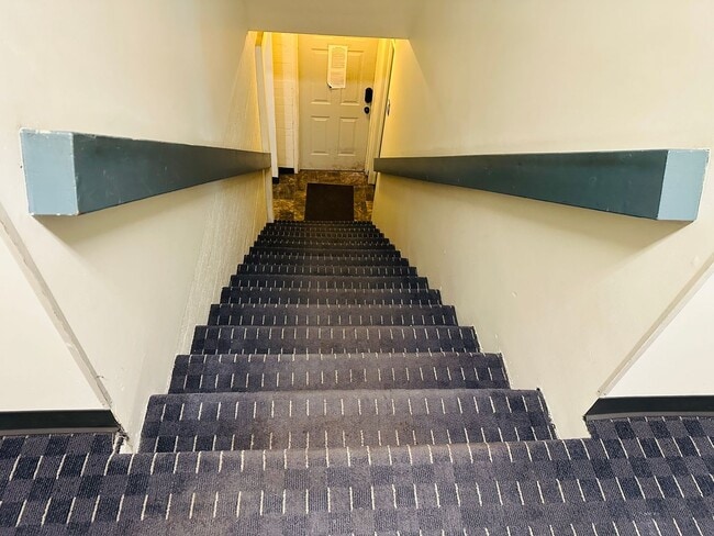 Building Photo - Furnished Studio Near Hospitals with WiFi, Cable TV and laundry