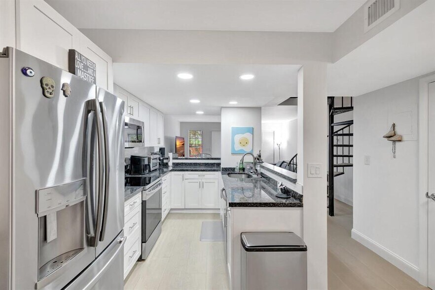 Building Photo - 640 Tennis Club Dr