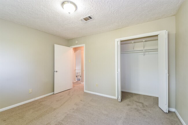 Building Photo - 2422 Hilton Head Dr
