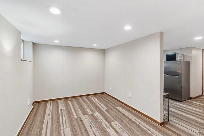 Building Photo - 1301 W Nelson St