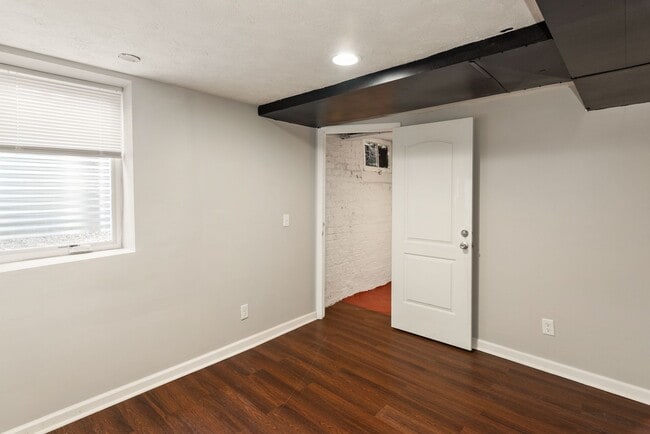 Building Photo - Available now!  517 S. 35th St.  4 Bedroom, 2 Bath Great Midtown location, 1 car garage.