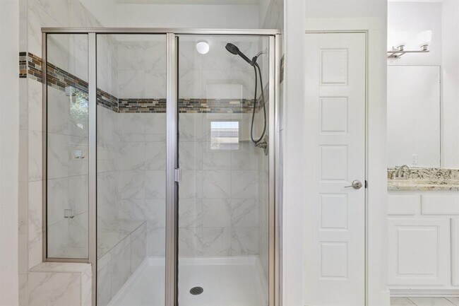 Building Photo - 6000 Baythorne Dr