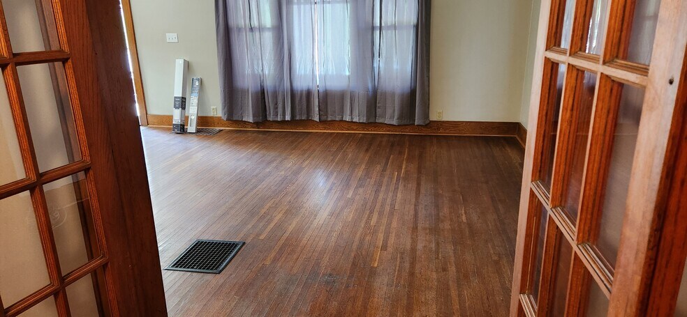 Building Photo - 420 N Main St