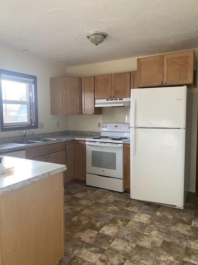 Building Photo - Lease Takeover! 3 Bedroom/2 Bathroom Home ...
